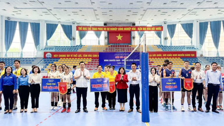 Các đại biểu tham dự lễ khai mạc Giải vô địch Bóng chuyền nam-nữ tỉnh Bình Dương năm 2025.