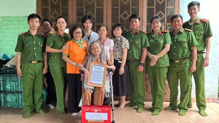 Phòng Cảnh sát Quản lý hành chính về trật tự xã hội Công an tỉnh Bình Dương lấy mẫu ADN và thăm hỏi, tặng quà cho Mẹ Việt Nam Anh hùng, thân nhân liệt sĩ chưa xác định danh tính.