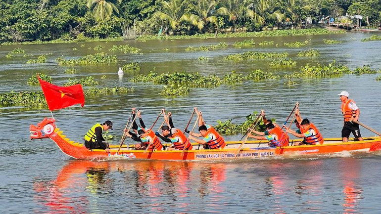 Các đội thuyền tranh tài sôi nổi tại giải đua.