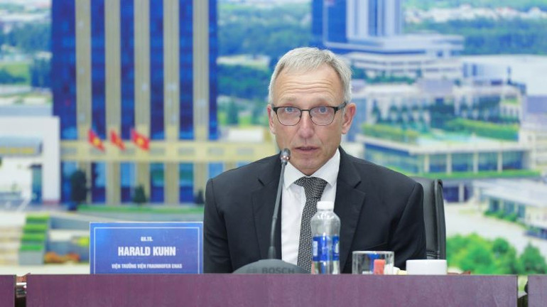 Giáo sư Tiến sĩ Harald Kuhn, Viện trưởng Viện Hệ thống Nano Điện tử Fraunhofer ENAS tại buổi ký kết.