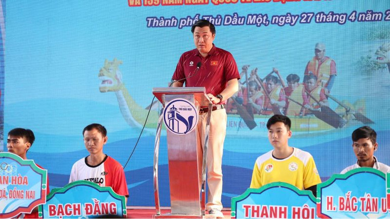 Phó Giám đốc Sở Văn hóa, Thể thao và Du lịch tỉnh Bình Dương Cao Văn Chóng phát biểu khai mạc giải đua.