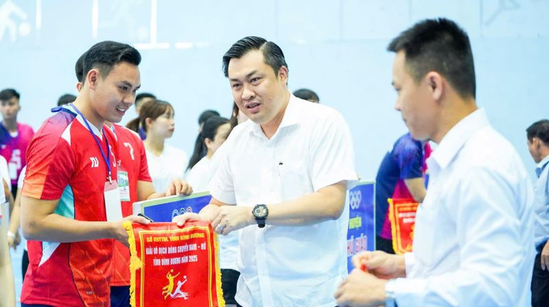 Phó Giám đốc Sở Văn hóa, Thể thao và Du lịch tỉnh Bình Dương, Trưởng Ban Tổ chức giải Cao Văn Chóng tặng cờ lưu niệm cho các đơn vị tham dự giải.