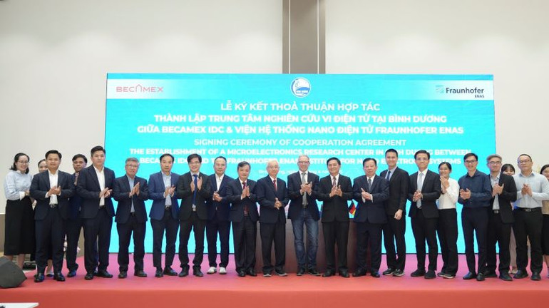 Các đại biểu chụp hình lưu niệm tại buổi ký kết.