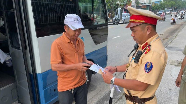 Cảnh sát giao thông Công an tỉnh Bình Dương kiểm tra các phương tiện giao thông nhằm bảo đảm trật tự an toàn giao thông.