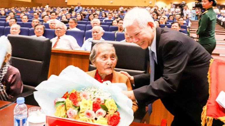 Nguyên Chủ tịch nước Nguyễn Minh Triết trao hoa tặng các Mẹ Việt Nam Anh hùng.