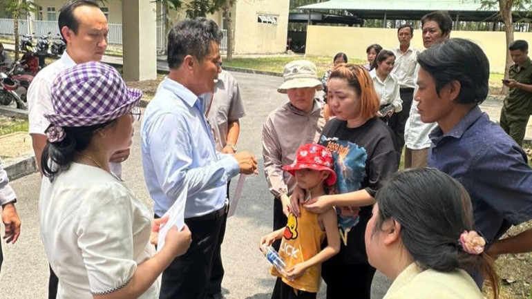 Đại diện Ban Quản lý các khu công nghiệp, chính quyền địa phương và doanh nghiệp thăm hỏi, động viên gia đình nạn nhân vụ tai nạn.