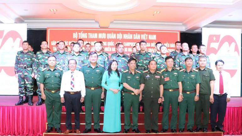 Thượng tướng Nguyễn Văn Nghĩa, Phó Tổng Tham mưu trưởng Quân đội nhân dân Việt Nam và các đại biểu chụp hình lưu niệm với đoàn Quân đội Lào.