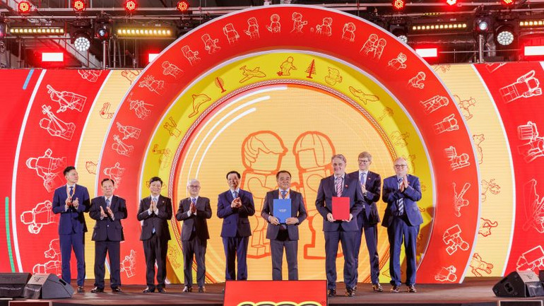 Tập đoàn LEGO công bố thỏa thuận hợp tác với Khu công nghiệp Việt Nam-Singapore (VSIP) xây dựng 1 Trung tâm năng lượng ngay khu đất lân cận nhà máy trước sự chứng kiến của các đại biểu. Tập đoàn LEGO công bố thỏa thuận hợp tác với Khu công nghiệp Việt Nam-Singapore (VSIP) xây dựng 1 Trung tâm năng lượng ngay khu đất lân cận nhà máy trước sự chứng kiến của các đại biểu.