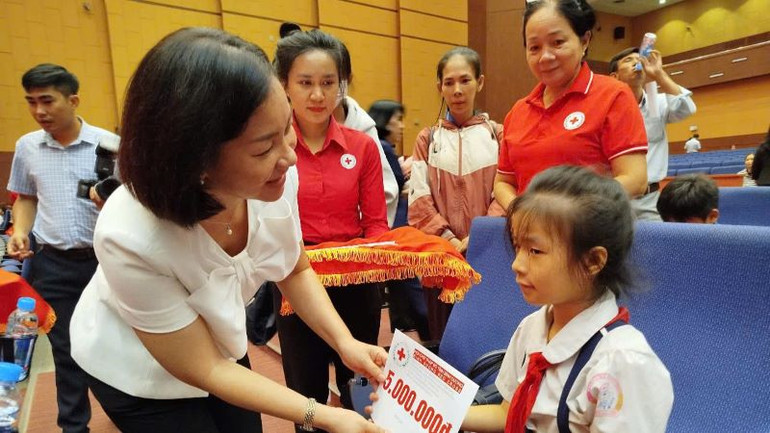 Bí thư Thành ủy Dĩ An Trương Thị Bích Hạnh trao học bổng cho học sinh có hoàn cảnh khó khăn tại chương trình.