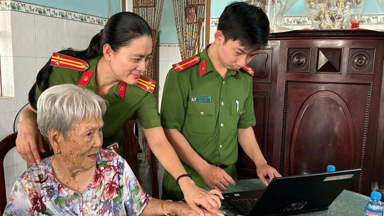 Lấy mẫu ADN cho Mẹ Việt Nam Anh hùng, thân nhân liệt sĩ chưa xác định danh tính.