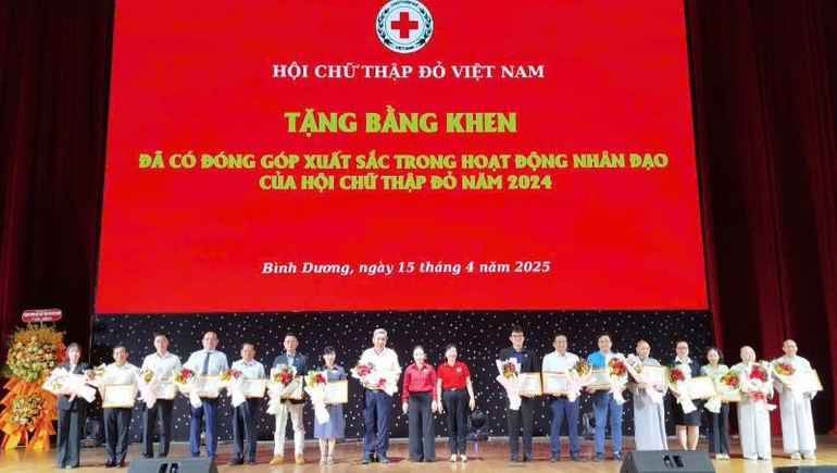 Tặng Bằng khen của Trung ương Hội Chữ thập đỏ Việt Nam cho các tập thể, cá nhân.