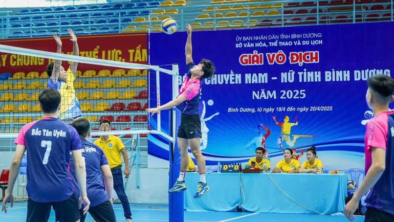 Pha thi đấu hấp dẫn của các đội nam tại Giải vô địch Bóng chuyền nam-nữ tỉnh Bình Dương năm 2025.