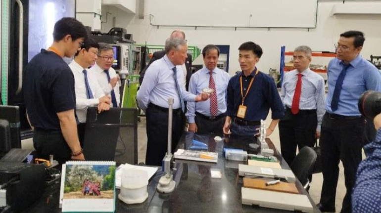 Phó Thủ tướng Thường trực Chính phủ Nguyễn Hòa Bình tham quan Trung tâm ứng dụng và chuyển giao công nghệ tại Trường đại học Việt Đức.