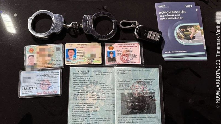 Giấy tờ lái xe xuất trình có giấy chứng minh Công an nhân dân được xác định là giả. Giấy tờ lái xe xuất trình có giấy chứng minh Công an nhân dân được xác định là giả.