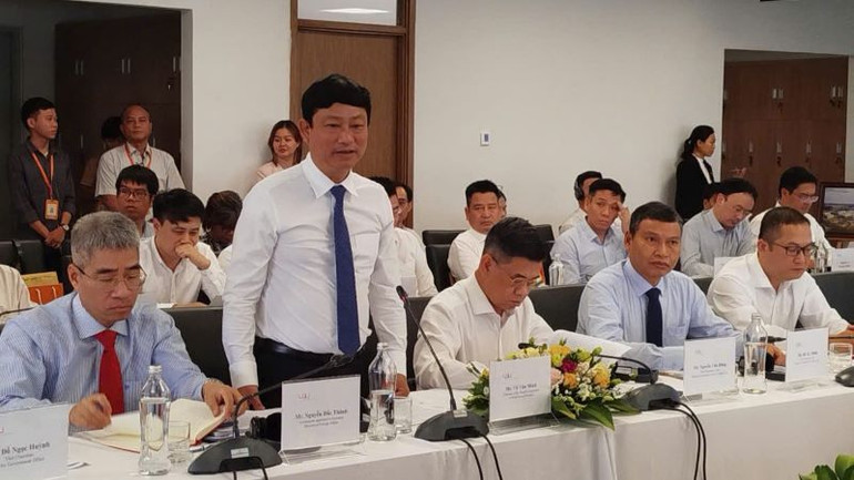 Chủ tịch Ủy ban nhân dân tỉnh Bình Dương Võ Văn Minh báo cáo với Phó Thủ tướng Thường trực Chính phủ Nguyễn Hòa Bình và đoàn công tác về sự quan tâm và tạo thuận lợi từ chính quyền địa phương với Trường đại học Việt Đức.