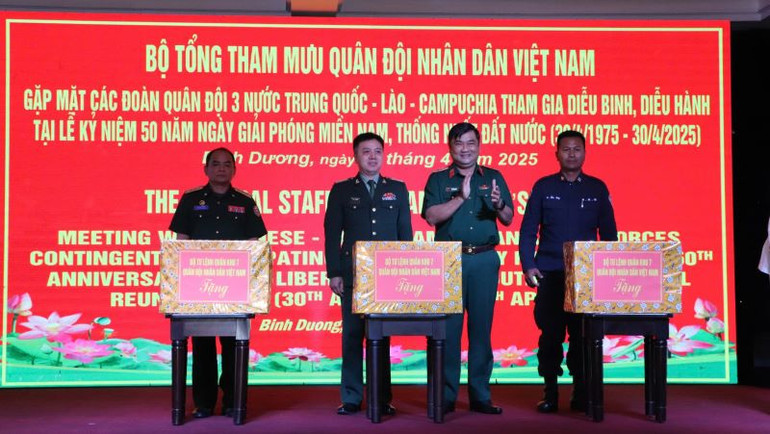 Thiếu tướng Lê Xuân Thế, Phó Tư lệnh Quân khu 7 tặng quà của Quân khu 7 đến đoàn Quân đội ba nước Trung Quốc-Lào-Campuchia.