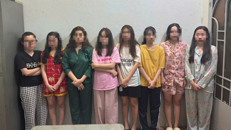 Các đối tượng nữ liên quan vụ đánh bạc và tổ chức đánh bạc bị tạm giữ.