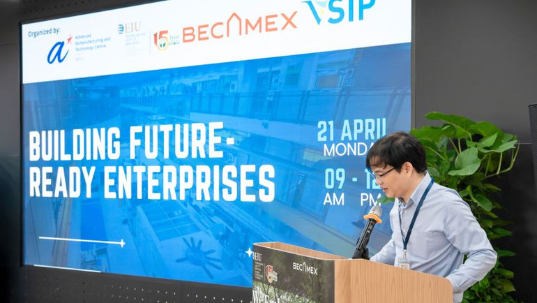 Tiến sĩ Ngô Minh Đức, Hiệu trưởng Trường đại học Quốc tế Miền Đông phát biểu ý kiến tại hội thảo.