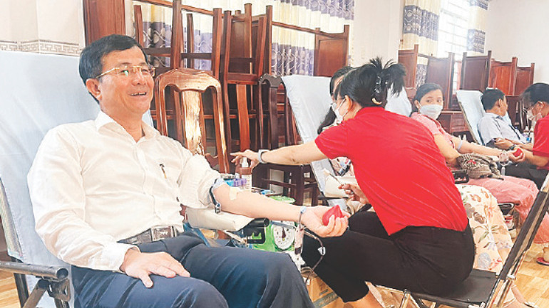 Phó Bí thư Thường trực Tỉnh ủy, Chủ tịch Hội đồng nhân dân tỉnh Hậu Giang Trần Văn Huyến hiến máu tình nguyện.