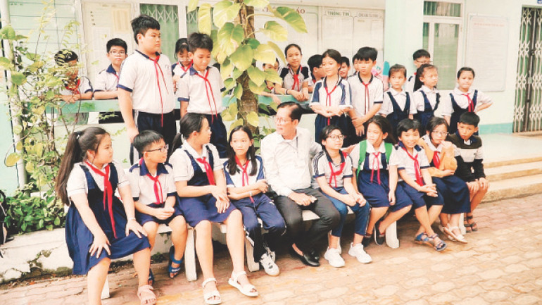 Thầy giáo Ngô Hồng Khiêm với các học trò. Thầy giáo Ngô Hồng Khiêm với các học trò.