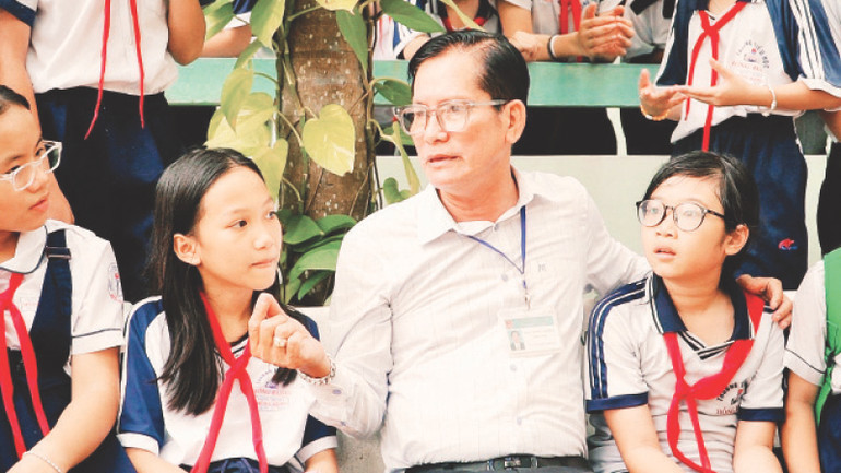 Thầy giáo Ngô Hồng Khiêm với các học trò. Thầy giáo Ngô Hồng Khiêm với các học trò.