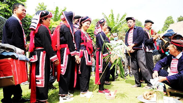 Được sự đồng ý của nhà gái, đoàn rước dâu về nhà trai. Được sự đồng ý của nhà gái, đoàn rước dâu về nhà trai.