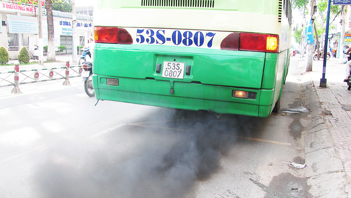 Xe bus xả khói đen kịt ra môi trường tại TP Hồ Chí Minh.