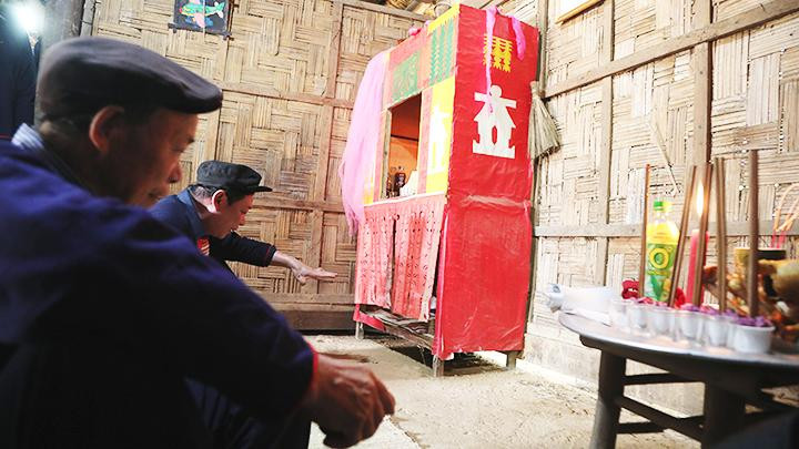 Thầy cúng làm lễ báo cáo thần linh trước khi sang nhà gái xin dâu. Thầy cúng làm lễ báo cáo thần linh trước khi sang nhà gái xin dâu.