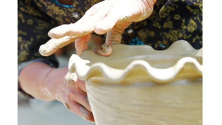 Tạo viền cho bình gốm.
