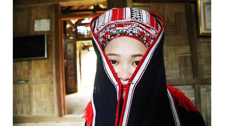 Theo phong tục, chú rể sẽ không được nhìn mặt cô dâu cho đến khi thực hiện xong các nghi lễ cúng tạ tổ tiên. Theo phong tục, chú rể sẽ không được nhìn mặt cô dâu cho đến khi thực hiện xong các nghi lễ cúng tạ tổ tiên.