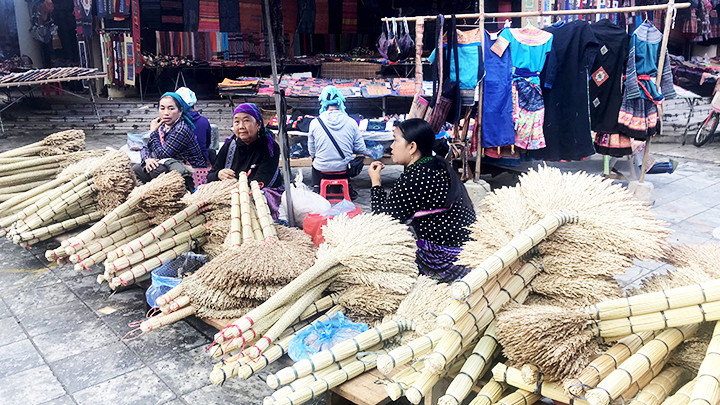 Chổi quét nhà làm từ những cây lúa mì.
