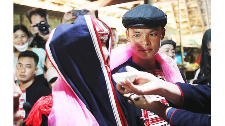 Cô dâu, chú rể quỳ trước bàn thờ nhận hai chén rượu hồng từ chủ lễ để chính thức thành vợ chồng. Cô dâu, chú rể quỳ trước bàn thờ nhận hai chén rượu hồng từ chủ lễ để chính thức thành vợ chồng.