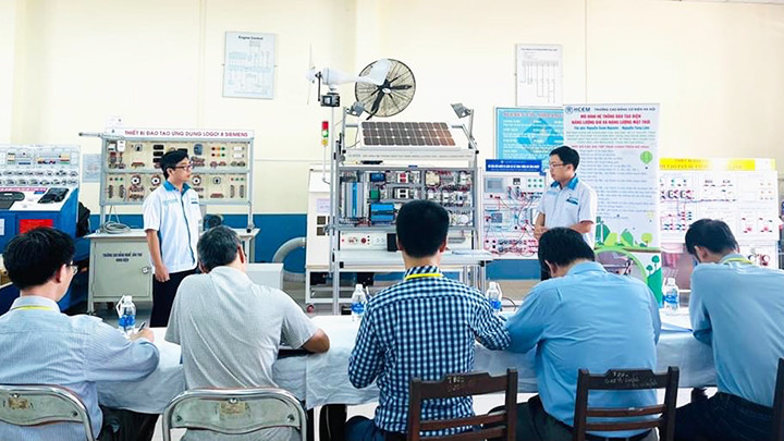 Một buổi báo cáo khoa học tại Trường cơ điện Hà Nội.