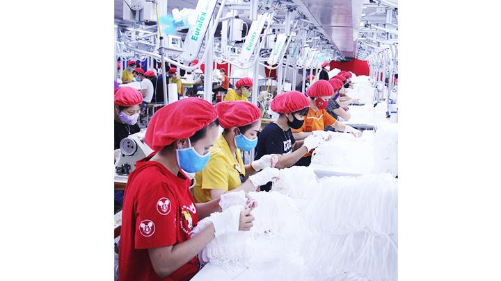 Bộ Lao động - Thương binh và Xã hội đang đề xuất bổ sung chính sách bảo hiểm thất nghiệp theo hướng hỗ trợ doanh nghiệp và người lao động duy trì việc làm. Ảnh: KIM HIẾU