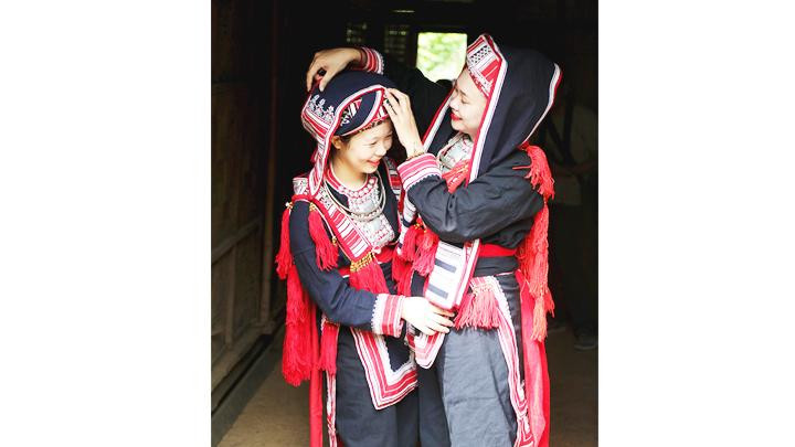 Cô dâu mặc bộ trang phục truyền thống đẹp nhất do chính tay mình làm ra. Cô dâu mặc bộ trang phục truyền thống đẹp nhất do chính tay mình làm ra.