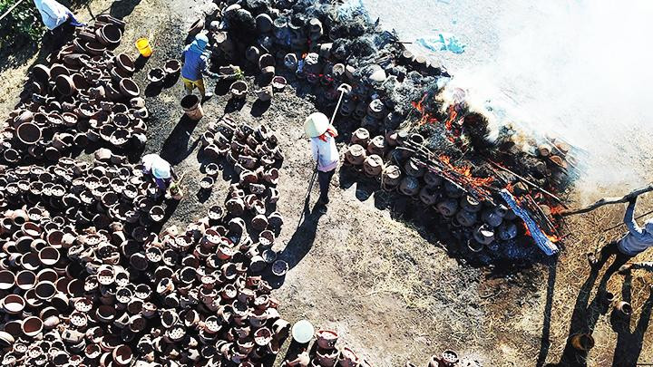 Gốm sau khi phơi khô được nung ở ngoài trời bằng củi và rơm trong 7 đến 8 giờ.