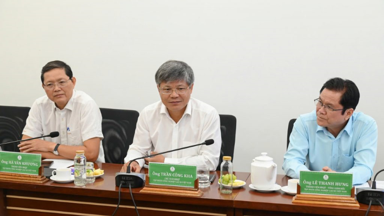 Ông Lê Thanh Hưng (bên phải) Tổng Giám đốc Tập đoàn Công nghiệp cao-su Việt Nam cùng các lãnh đạo Tập đoàn Công nghiệp cao su Việt Nam trao đổi thông tin với các đơn vị ký kết hợp tác.