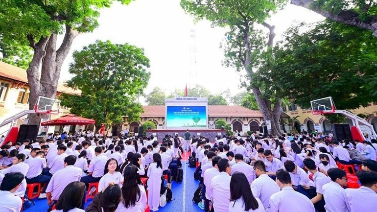 Quang cảnh Lễ trao tặng 1.600 thùng rác cho hơn 120 trường học tại Thành phố Hồ Chí Minh.