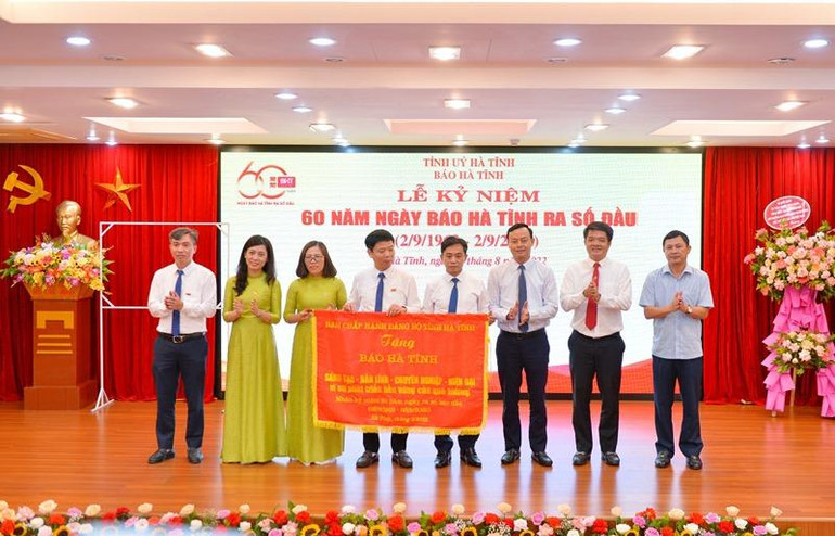 Các đồng chí lãnh đạo tỉnh Hà Tĩnh trao tặng bức trướng của Ban Chấp hành Đảng bộ tỉnh mang dòng chữ: Sáng tạo, bản lĩnh, chuyên nghiệp, hiện đại vì sự phát triển bền vững của quê hương. Các đồng chí lãnh đạo tỉnh Hà Tĩnh trao tặng bức trướng của Ban Chấp hành Đảng bộ tỉnh mang dòng chữ: Sáng tạo, bản lĩnh, chuyên nghiệp, hiện đại vì sự phát triển bền vững của quê hương.