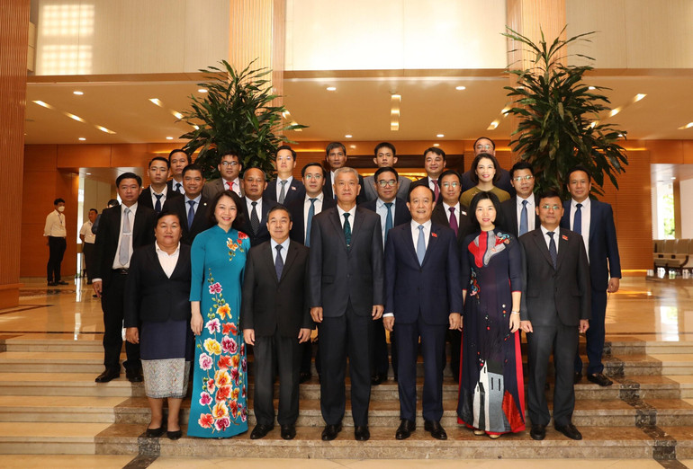 Đoàn Đại biểu Hội đồng nhân dân hai Thủ đô chụp ảnh lưu niệm.