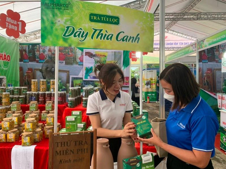 Bên cạnh các gian hàng giới thiệu trái na đặc sản, Tuần lễ nông sản na Lạng Sơn còn mang đến nhiều nông sản đặc sản khác.