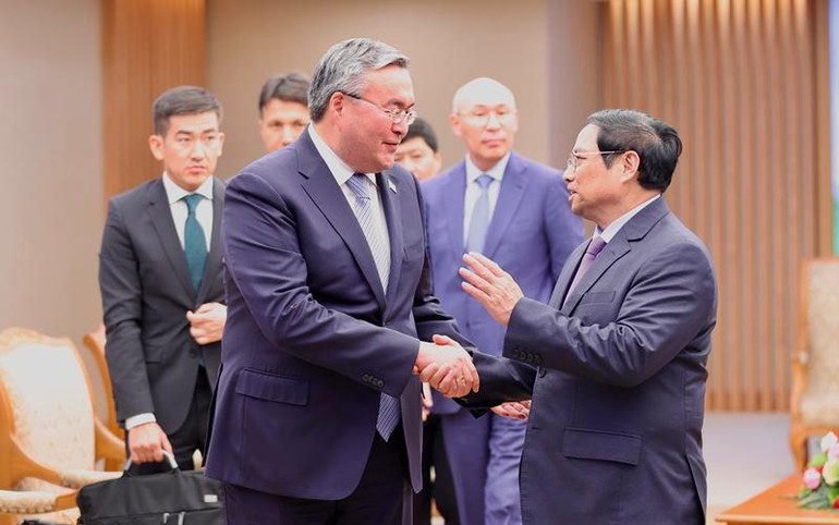 Thủ tướng Phạm Minh Chính tiễn Phó Thủ tướng, Bộ trưởng Ngoại giao Kazakhstan Mukhtar Tileuberdi và các thành viên trong đoàn. (Ảnh: TRẦN HẢI) Thủ tướng Phạm Minh Chính tiễn Phó Thủ tướng, Bộ trưởng Ngoại giao Kazakhstan Mukhtar Tileuberdi và các thành viên trong đoàn. (Ảnh: TRẦN HẢI)
