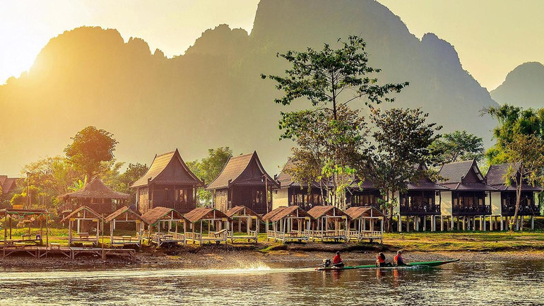 Thị trấn Vang Vieng là một trong các điểm du lịch nổi tiếng nhất của Lào.