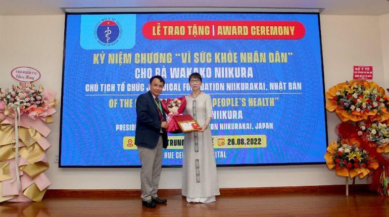 Bà Kazuyo Watanabe, Chủ tịch Liên đoàn chăm sóc trẻ em châu Á - Nhật Bản nhận thay Quyết định tặng Kỷ niệm chương “Vì sức khỏe nhân dân” tặng bà Wakako Niikura.