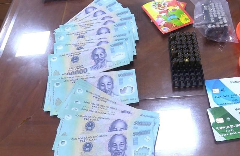 Tang vật thu giữ từ các đối tượng.