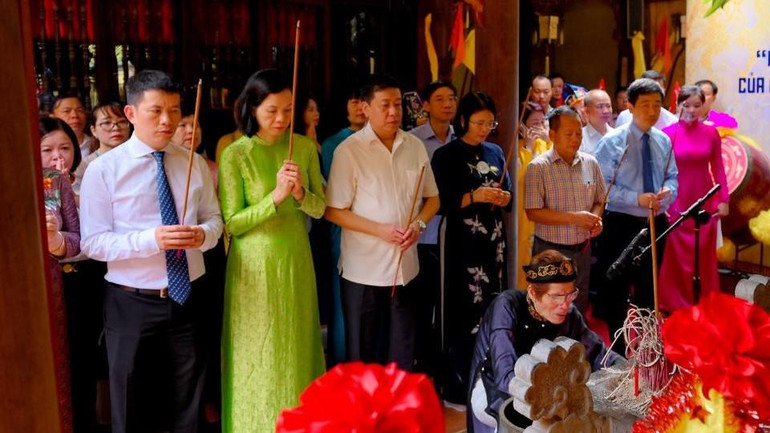 Lãnh đạo UBND quận Hoàn Kiếm dâng hương tưởng nhớ Hoàng thái hậu Ỷ Lan.