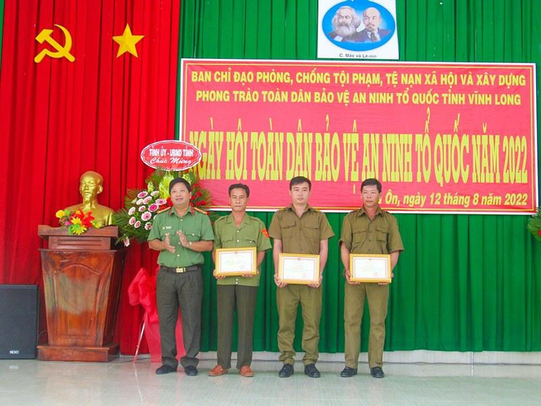 Khen thưởng những mô hình hay, điển hình tiên tiến trong phong trào toàn dân bảo vệ an ninh tổ quốc tỉnh Vĩnh Long ngày 12/8/2022.