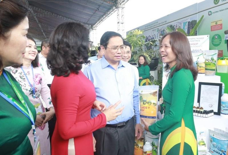PGS,TS, Nguyễn Thị Minh, chủ nhiệm Chương trình “Ứng dụng công nghệ vượt trội hỗ trợ nông dân chăn nuôi-nuôi trồng thuỷ sản” (Học viện Nông nghiệp Việt Nam) giới thiệu với Thủ tướng về những chế phẩm sinh học của Học viện Nông nghiệp Việt Nam.