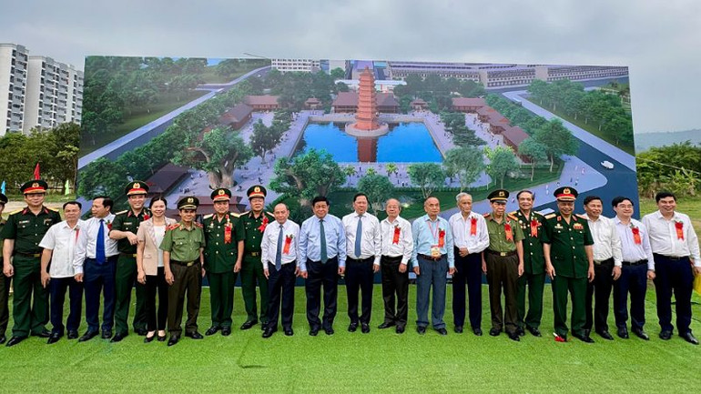 Phó Thủ tướng Nguyễn Chí Dũng (giữa) chụp ảnh lưu niệm cùng lãnh đạo tỉnh Hòa Bình qua các thời kỳ.