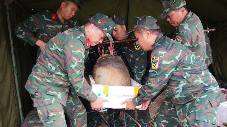 Lực lượng làm nhiệm vụ của Bộ Chỉ huy Quân sự tỉnh Hòa Bình vận chuyển bom đến nơi hủy nổ an toàn. Lực lượng làm nhiệm vụ của Bộ Chỉ huy Quân sự tỉnh Hòa Bình vận chuyển bom đến nơi hủy nổ an toàn.